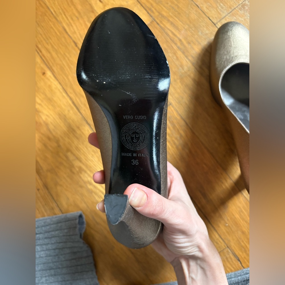 VERSACE metallic round toe pumps! - Picture 4 of 5